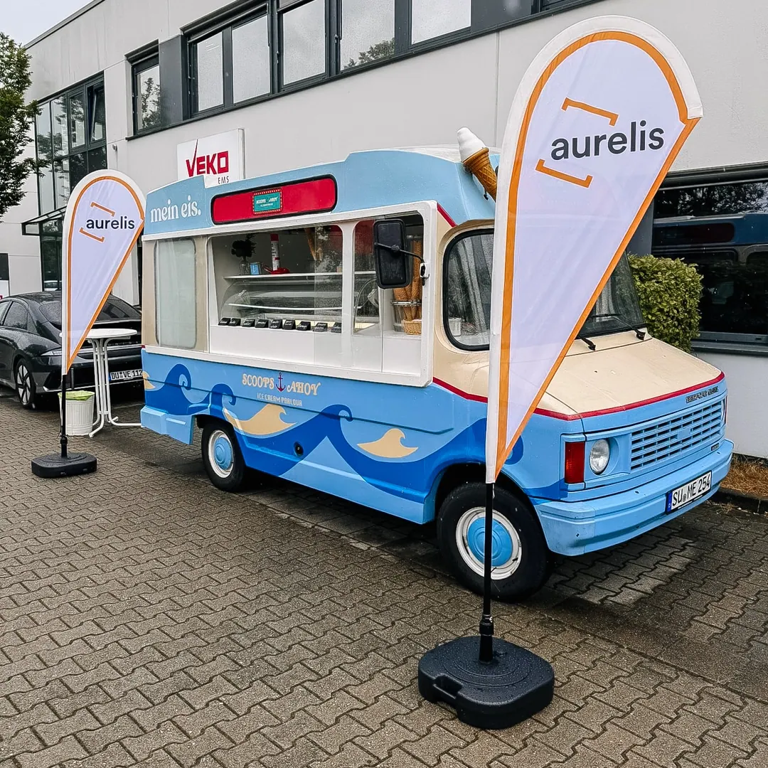 Eiswagen mit Beachflag eines Immobilienunternehmens