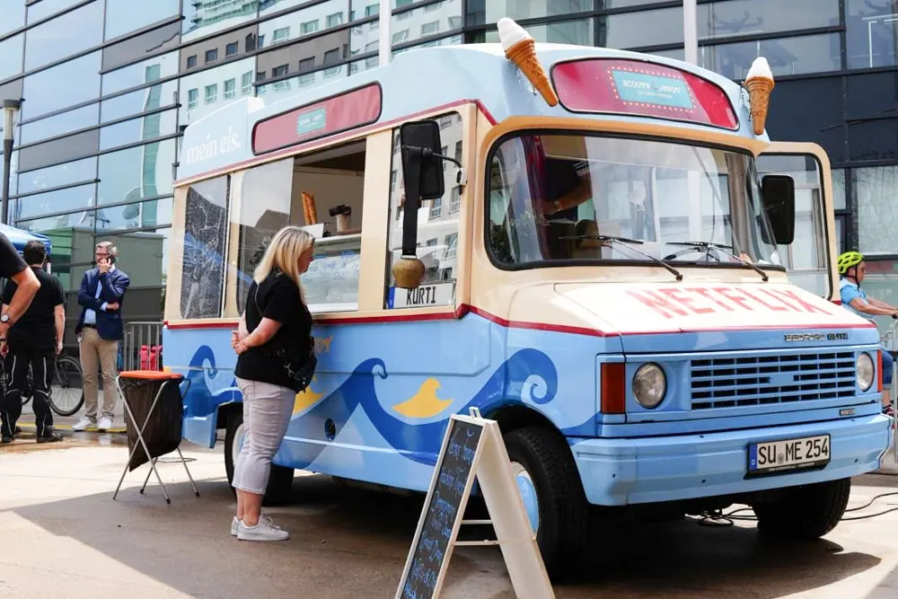 Oldtimer-Eiswagen mit Kampagnen-Branding bei einer Mitarbeiterveranstaltung