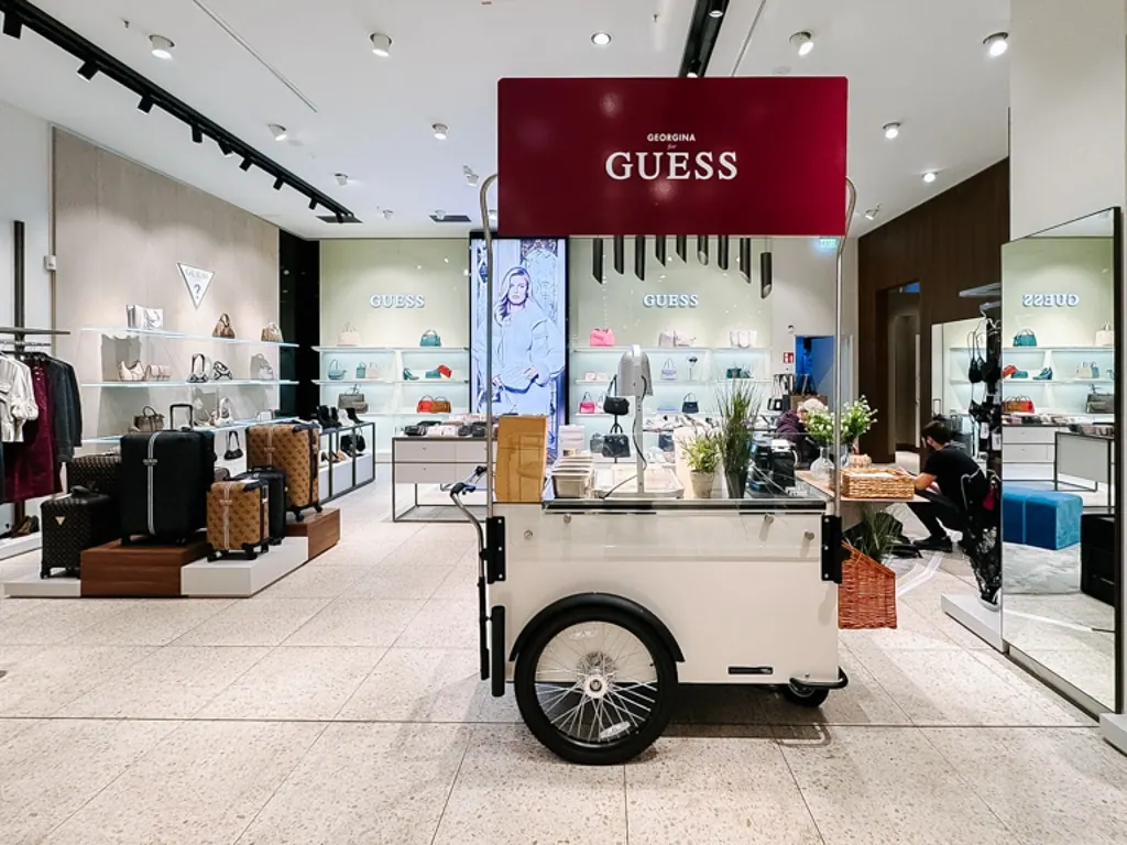 Eisstand bei einem Store-Event in einem Modegeschäft