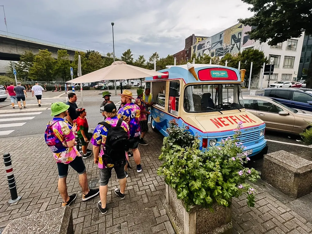 Eiswagen mit Netflix-Branding bei einem Event mit kostümierten Gästen