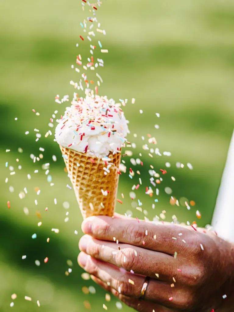 Eis in der Waffel mit bunten Streuseln