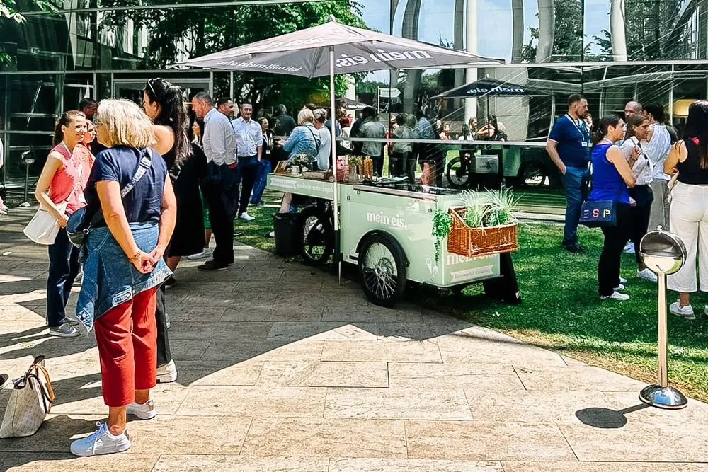Mintgrünes Eisfahrrad von mein eis bei einem Firmenevent im Park