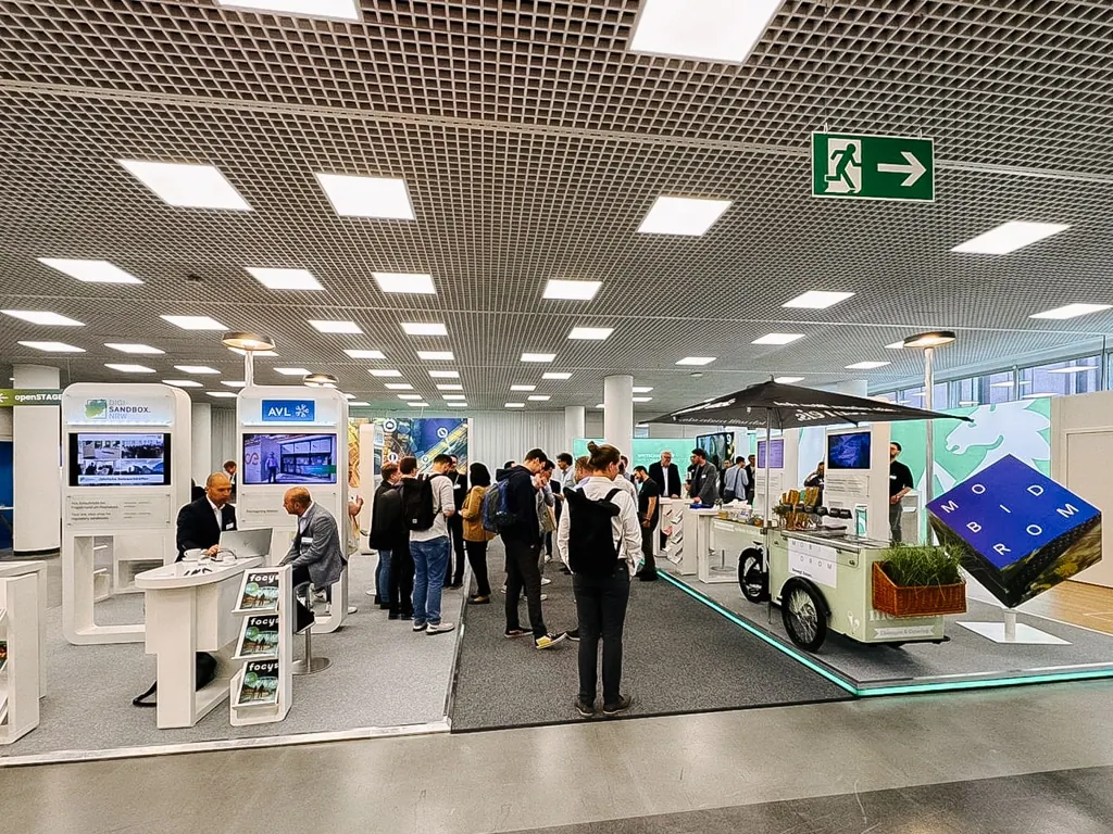 Eisfahrrad von mein eis an einem Messestand in einer modernen Ausstellungshalle
