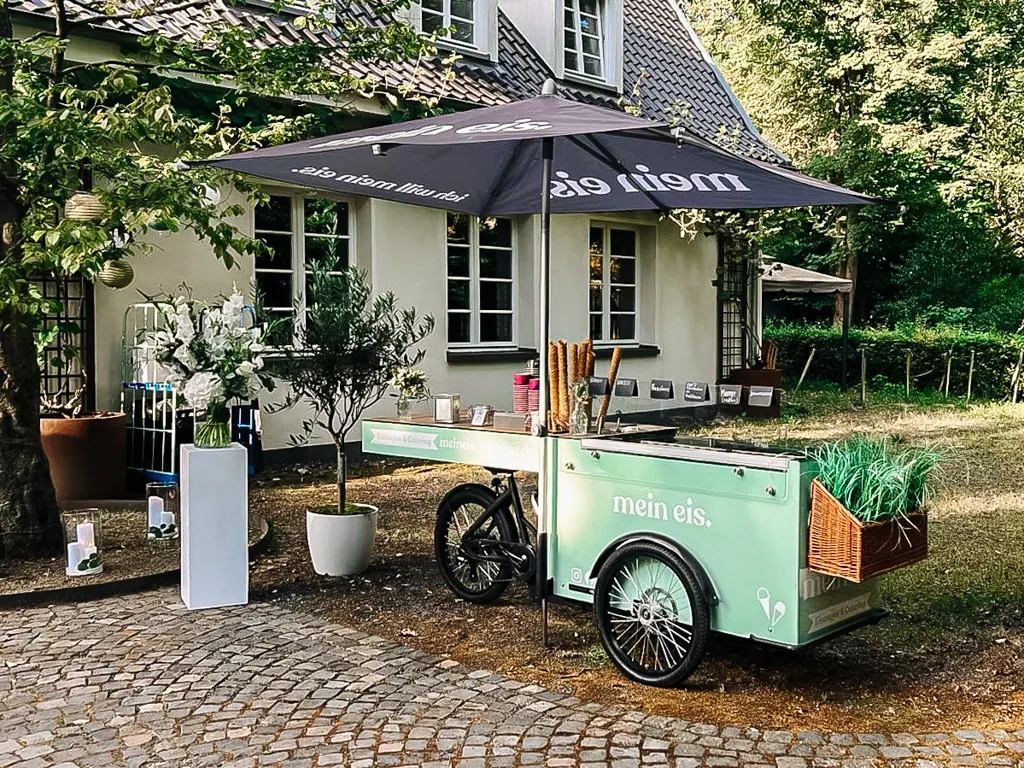 Mintgrünes Eisfahrrad von mein eis in einem Garten