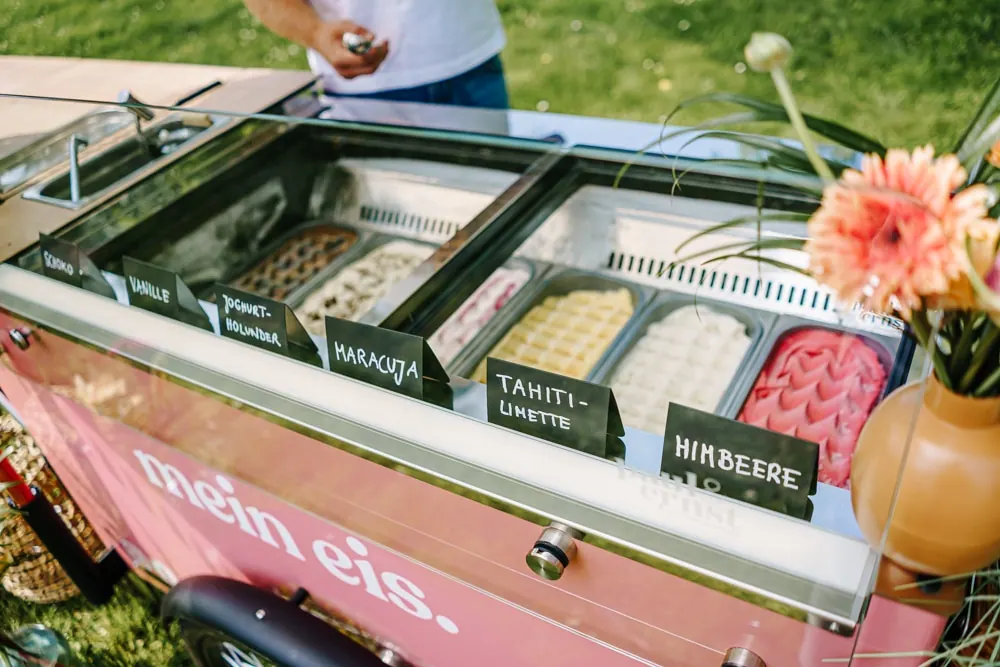 Eisvitrine mit hausgemachten Sorten im mobilen Eisstand