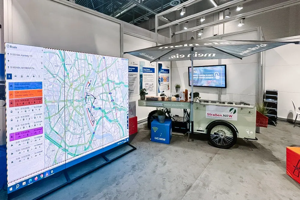 Eisstand bei einer Roadshow in einer Halle