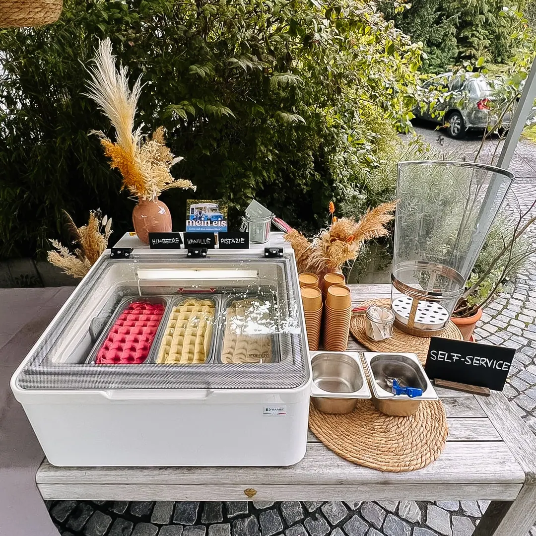 Mobile Eistheke von mein eis mit drei Eissorten und Deko