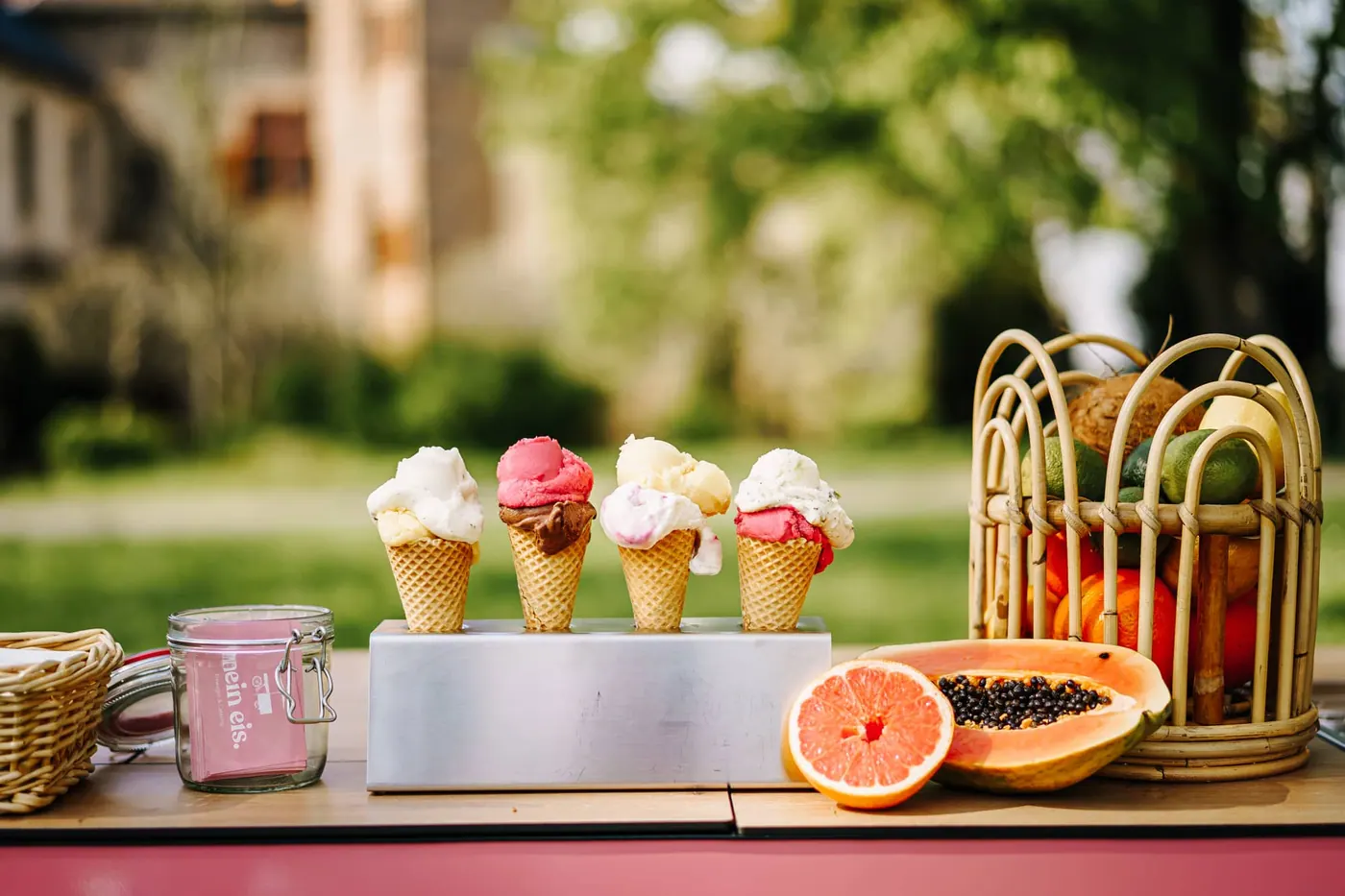 Eiswaffeln mit hausgemachtem Eis in verschiedenen Sorten