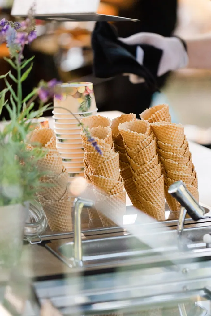 Eiswaffeln stehen bereit an der Ausgabe eines Eismobils