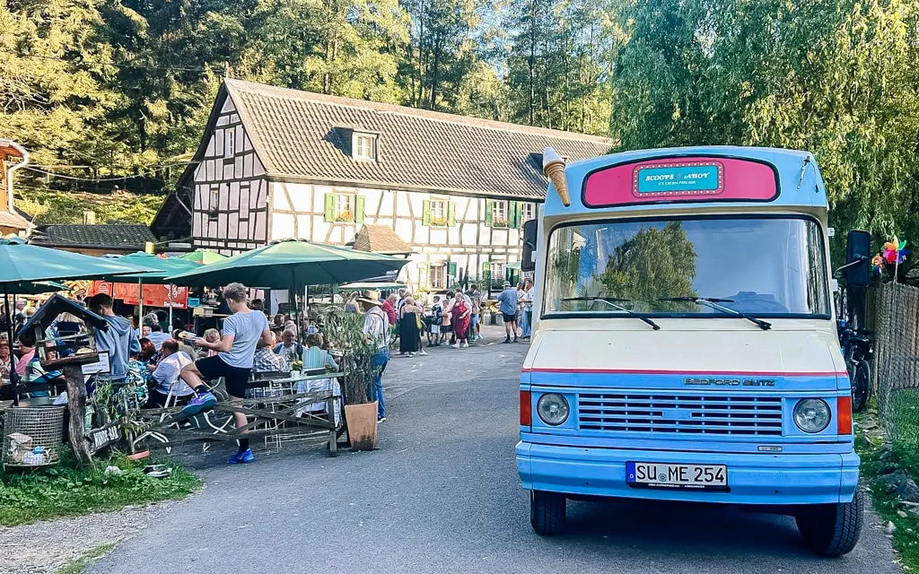 Oldtimer-Eiswagen von mein eis vor einem Fachwerkhaus