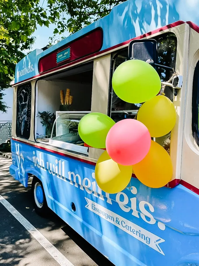 Oldtimer-Eiswagen Kurti mit Luftballons geschmückt