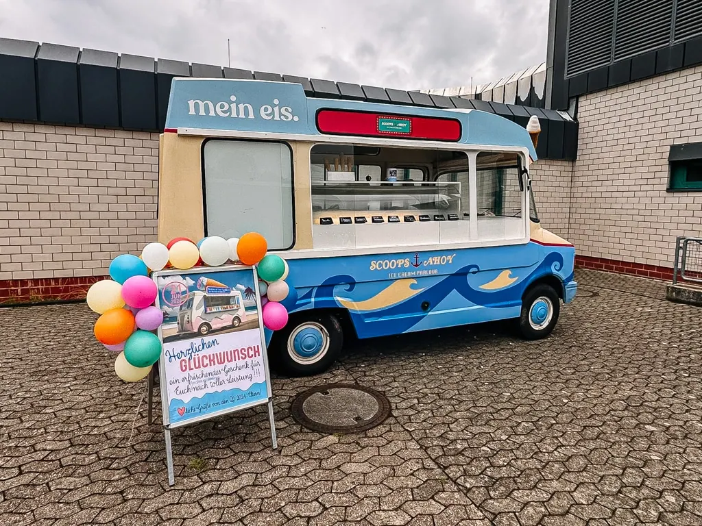 Eiswagen von mein eis mit Luftballons bei einer Geburtstagsfeier