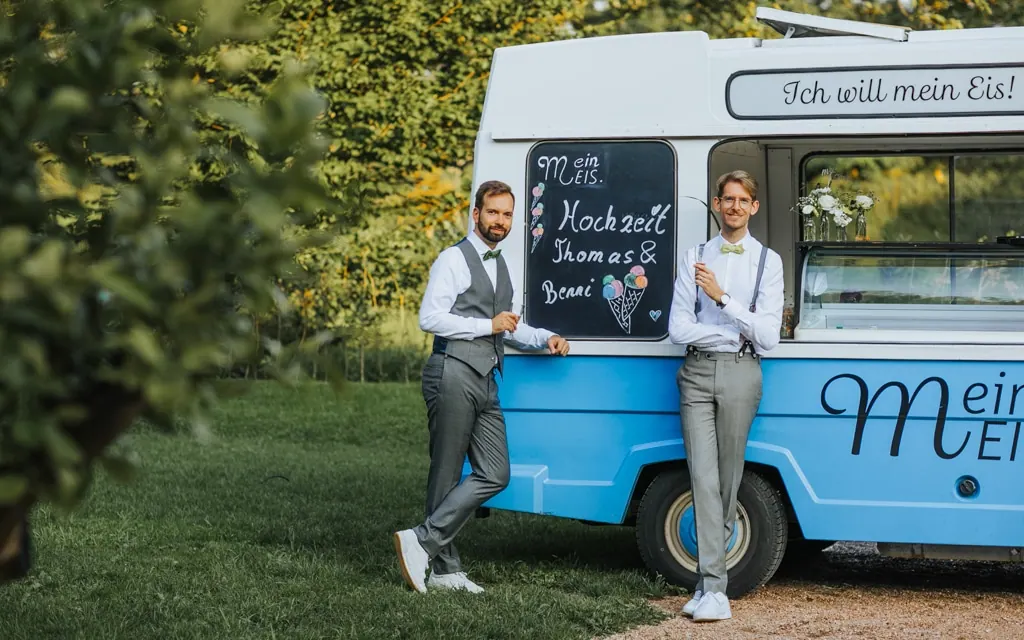Hochzeitstafel im Freien mit dem Eiswagen von mein eis im Hintergrund