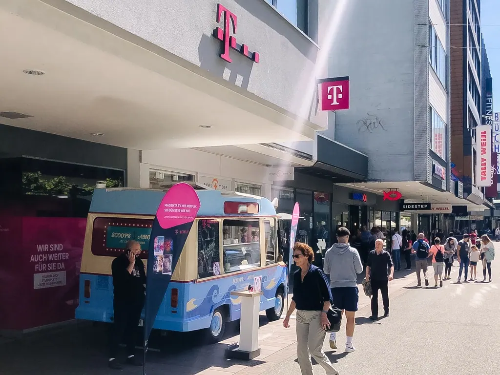 Eiswagen von mein eis bei einem Kundenevent in einer Innenstadt