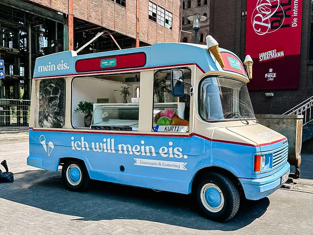 Oldtimer-Eiswagen Kurti von mein eis mit der Aufschrift „ich will mein eis.“