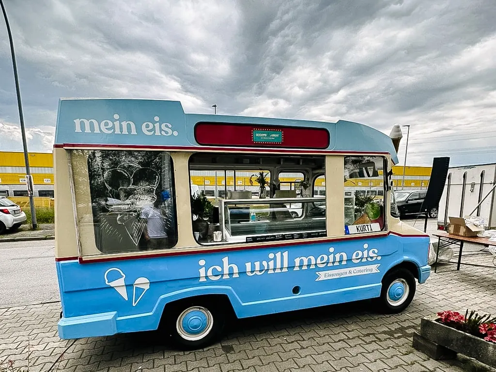 Seitenansicht des Oldtimer-Eiswagens Kurti von mein eis