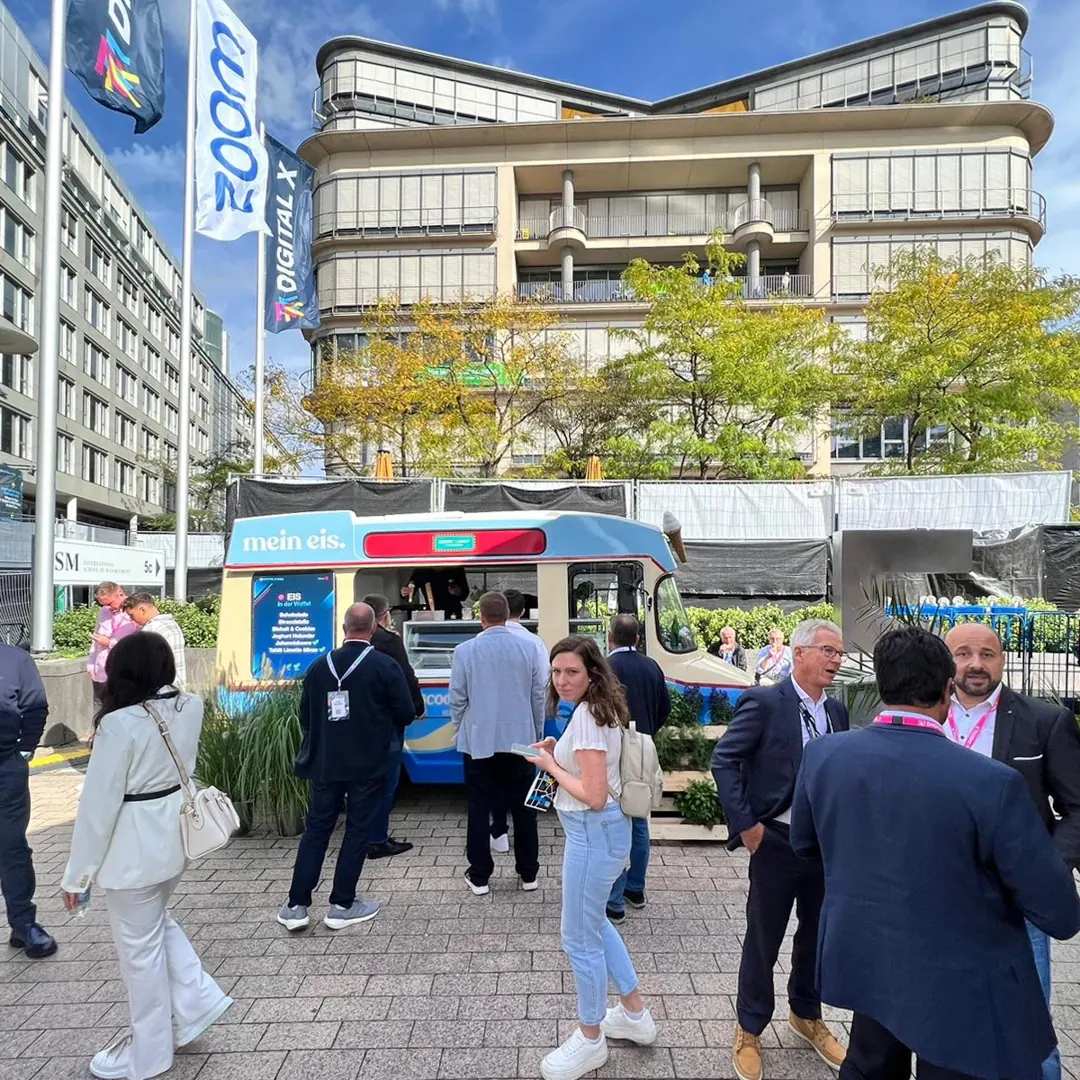 Business-Gäste am Eiswagen vor einem Bürogebäude