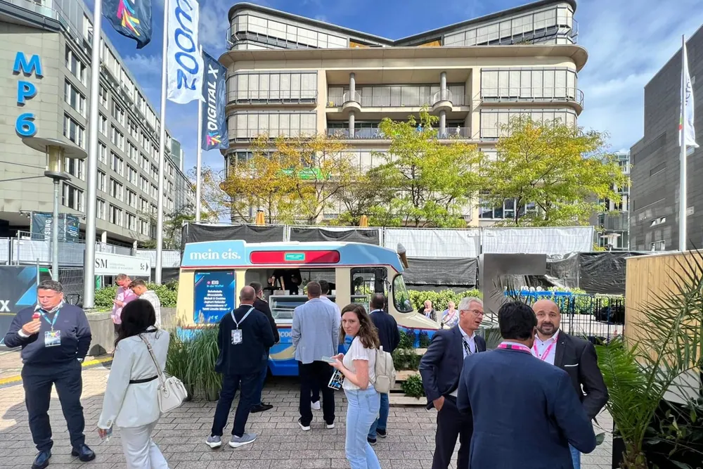 Oldtimer-Eiswagen bei einer Roadshow auf einem Firmengelände