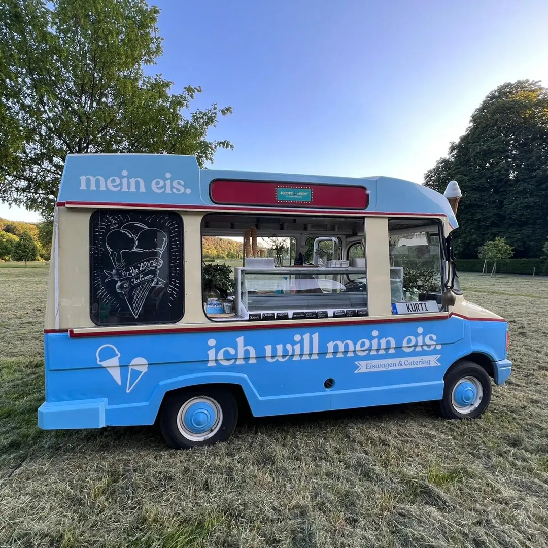 Oldtimer-Eiswagen Kurti von mein eis – blauer Bedford mit Aufschrift „ich will mein eis.“