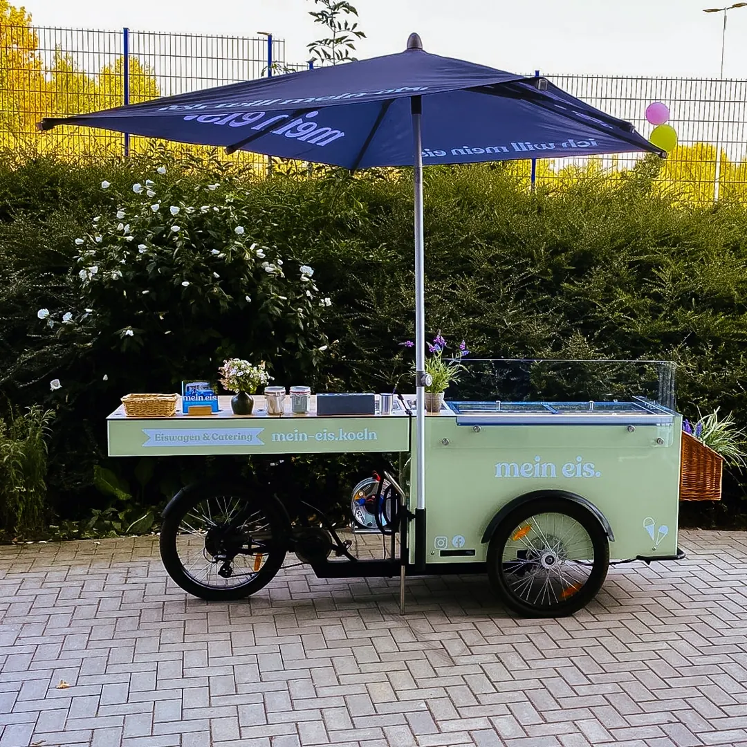 Mintgrünes Eisfahrrad Trudi von mein eis mit Sonnenschirm