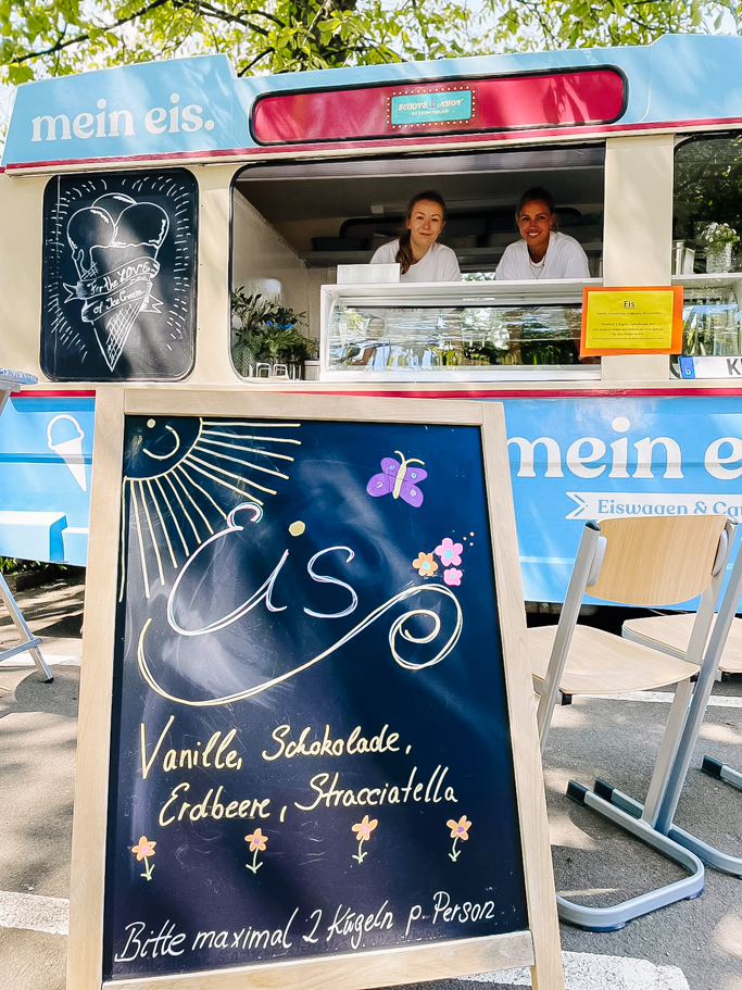 Bild neben Argumenten (Kurti mit Eisschild & MA im Hintergrund Eisfahrrad mieten mobile eistheke sommerfest catering handgemachtes eis