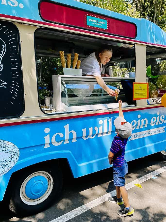Bild neben Argumenten (MA gibt Eis aus Kurti mit Kind) Eisfahrrad mieten mobile eistheke sommerfest catering handgemachtes eis