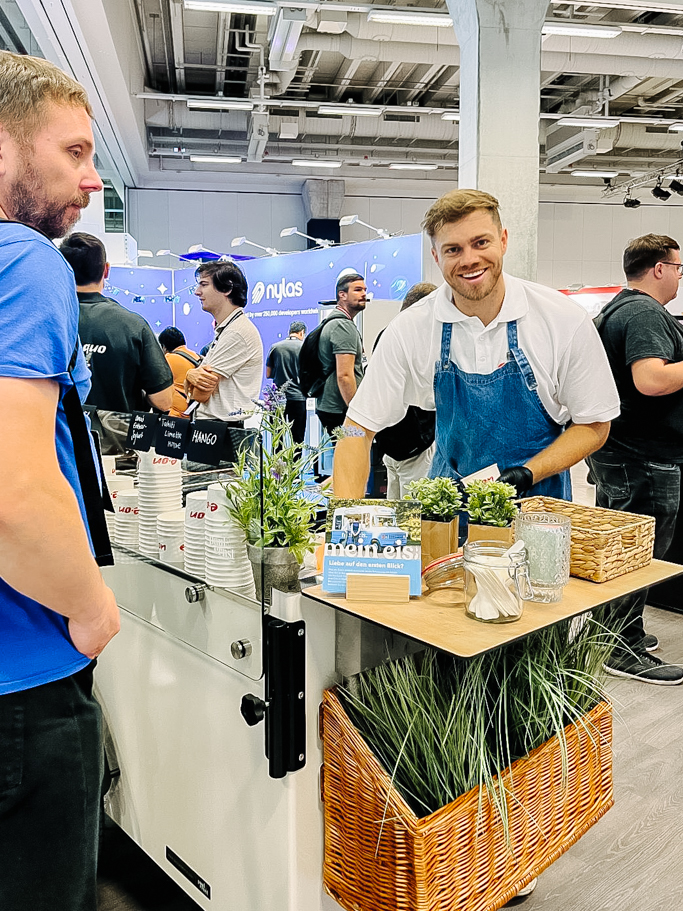 Bild neben Argumenten (freundlicher MA auf Messe) Eisfahrrad mieten mobile eistheke sommerfest catering handgemachtes eis