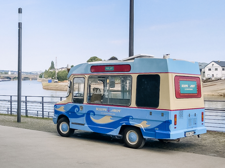 Fahrzeuge_mobiler Eiswagen mieten_Eiswagen Eiswagen mieten mein eis Catering Oldtimer Bedford Koeln Bonn duesseldorf