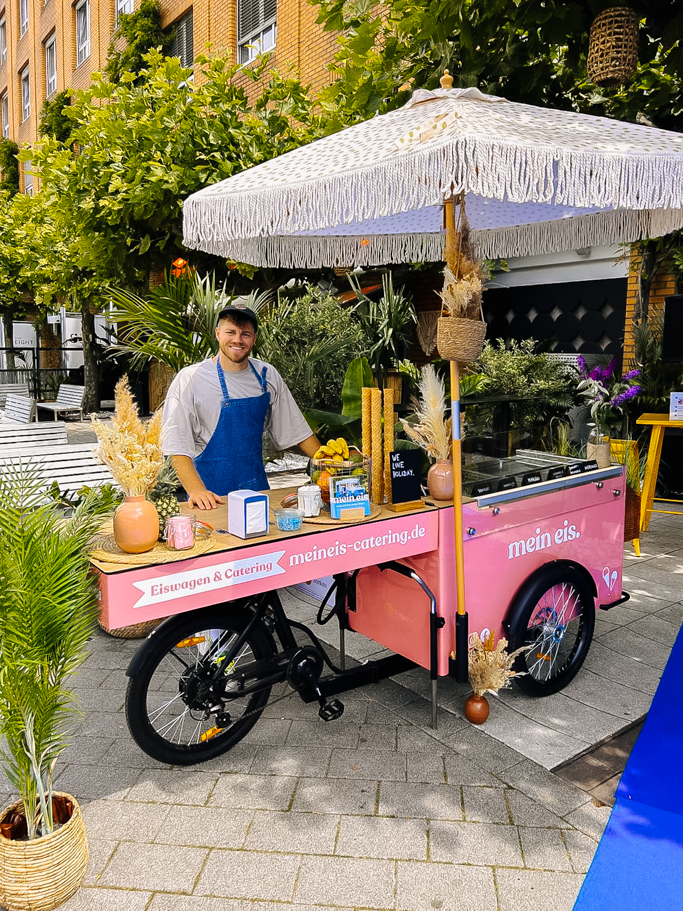Bild neben Argumenten (freundlicher MA auf Event Outdoor) Eisfahrrad mieten mobile eistheke sommerfest catering handgemachtes eis