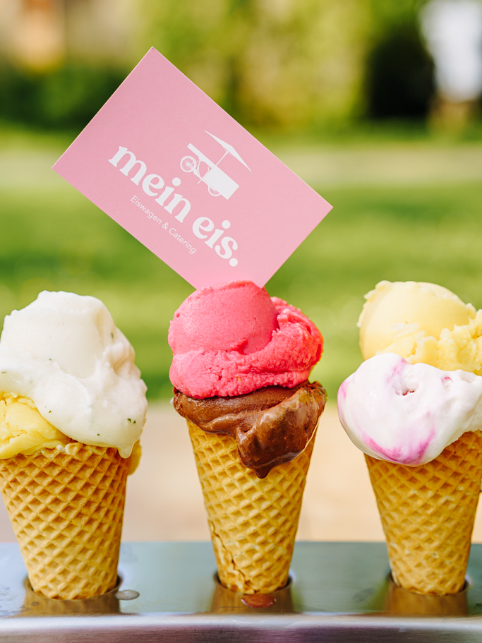 Bild neben Argumenten_Eis in Waffel mit Visitenkarte Eisfahrrad mieten mobile eistheke sommerfest catering handgemachtes eis