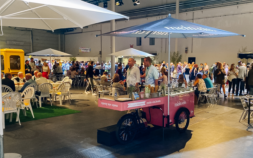 Titelbild Sommerfest_,mein eis Eiswagen mieten mein eis Catering Oldtimer Koeln Bonn duesseldorf